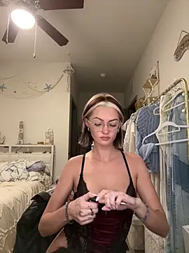 Snapshot of imtessaxoxo chatting on November 6, 2025, 3:40 am imtessaxoxo online show from November 6, 2025, 3:40 am