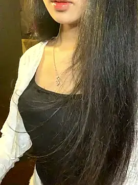 Nhinhi18 online show from April 3, 2026, 3:21 pm