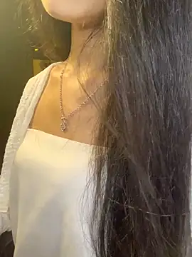 Nhinhi18 online show from April 28, 2026, 3:28 pm