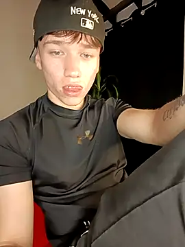 Snapshot of Logan_sixxer chatting on September 18, 2025, 9:39 pm Logan sixxer online show from September 18, 2025, 9:39 pm