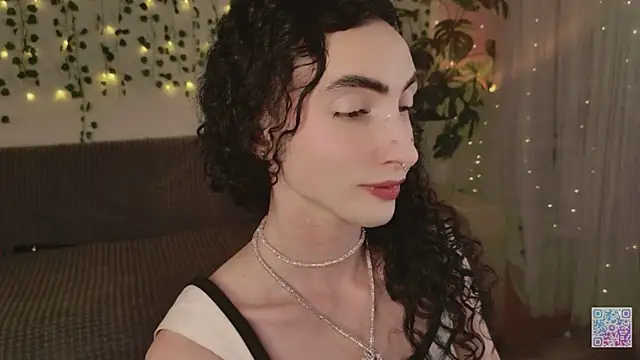 Snapshot of Queen_of_tease chatting on July 8, 2026, 3:44 am Queen of tease online show from July 8, 2026, 3:44 am