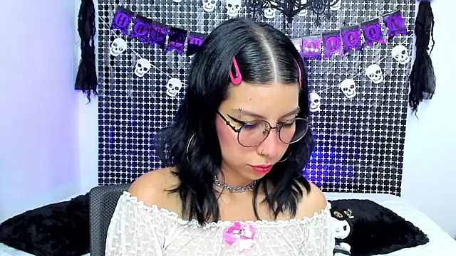 Snapshot of Rose_72 chatting on October 10, 2025, 10:20 pm Rose 72 online show from October 10, 2025, 10:20 pm