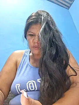 Snapshot of hotmom33 chatting on October 18, 2025, 10:38 am hotmom33 online show from October 18, 2025, 10:38 am