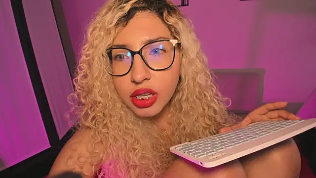 itsroxyrose  online show from November 20, 2025, 7:46 pm