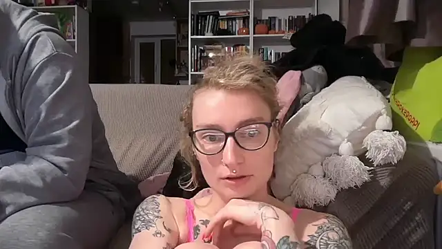 Snapshot of harleyblair chatting on May 6, 2026, 10:04 pm harleyblair online show from May 6, 2026, 10:04 pm
