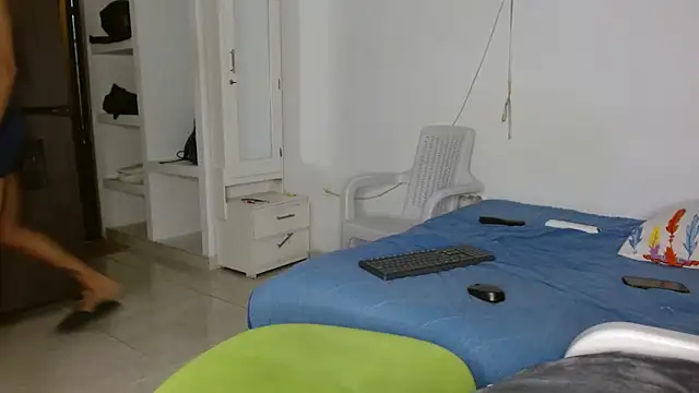 parislnxx online show from October 4, 2025, 3:43 pm