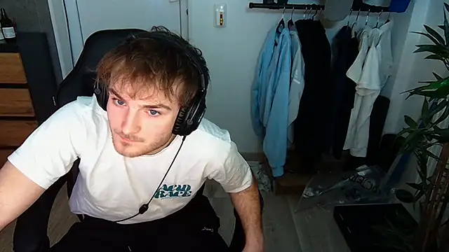 Snapshot of Rudi2007Eye chatting on February 25, 2026, 7:34 pm Rudi2007Eye online show from February 25, 2026, 7:34 pm