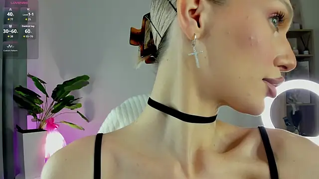 Ice Strawberry online show from April 8, 2026, 1:49 am