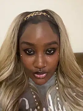 Cocomamii1 online show from November 3, 2025, 3:52 am