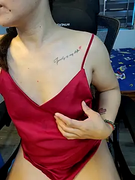 Snapshot of Bee_sweet chatting on April 3, 2026, 5:27 am Bee sweet online show from April 3, 2026, 5:27 am