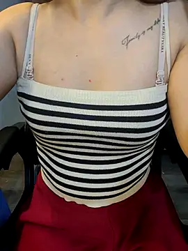 Snapshot of Bee_sweet chatting on April 3, 2026, 9:57 pm Bee sweet online show from April 3, 2026, 9:57 pm