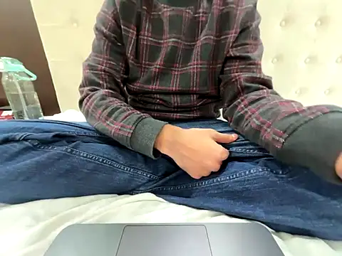 Snapshot of DecentJaat chatting on December 17, 2025, 6:47 pm DecentJaat online show from December 17, 2025, 6:47 pm