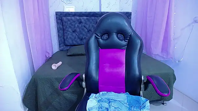 mia  thomson  online show from September 11, 2025, 1:44 pm