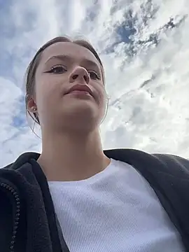 KittyQueeny online show from September 27, 2025, 8:08 am