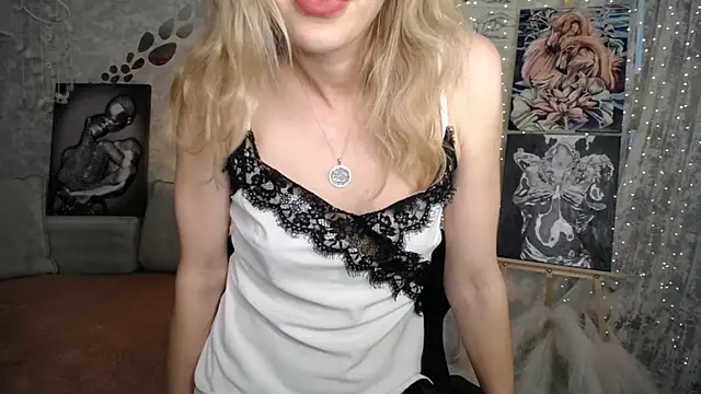 Snapshot of NickyAdamidi chatting on June 11, 2026, 12:32 am NickyAdamidi online show from June 11, 2026, 12:32 am