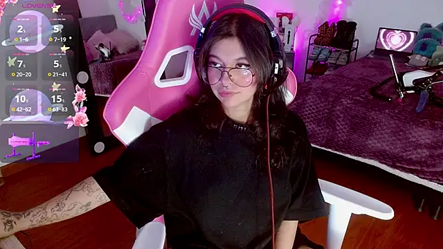 larah uwu online show from September 29, 2025, 8:24 pm