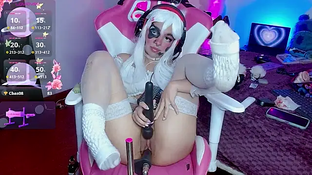 larah uwu online show from October 30, 2025, 8:27 am