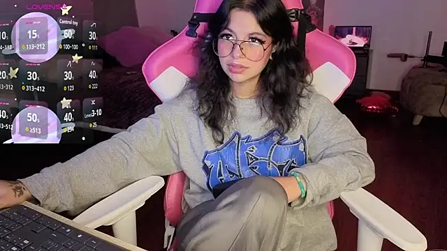 larah uwu online show from February 16, 2026, 7:21 pm