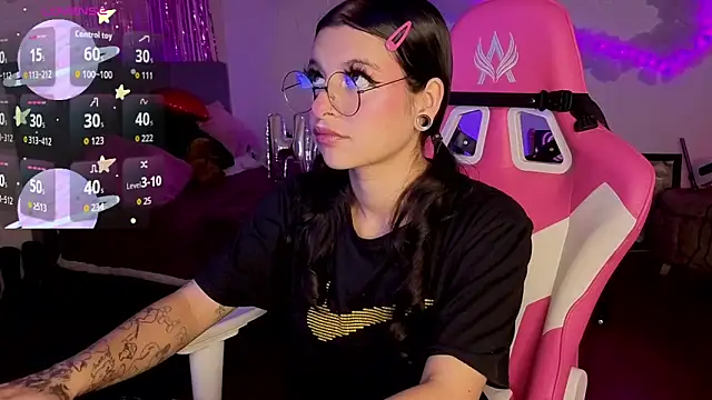 larah uwu online show from February 26, 2026, 7:57 pm