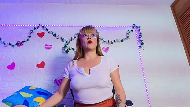 naomi diamond  online show from October 23, 2025, 11:09 am