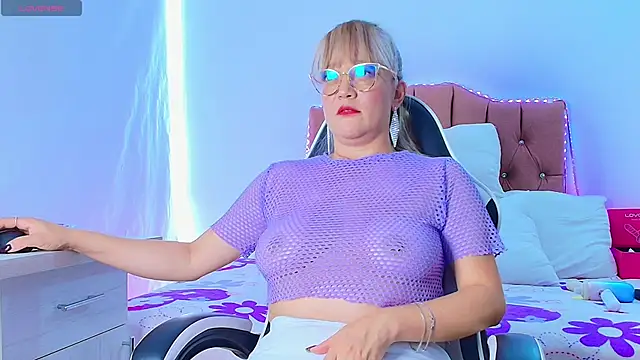 Snapshot of naomi_diamond_ chatting on April 21, 2026, 3:28 pm naomi diamond online show from April 21, 2026, 3:28 pm