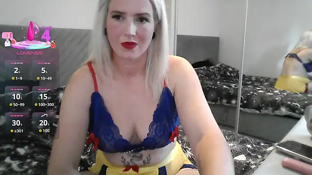 Snapshot of BlondeBells chatting on September 19, 2025, 10:05 am BlondeBells online show from September 19, 2025, 10:05 am