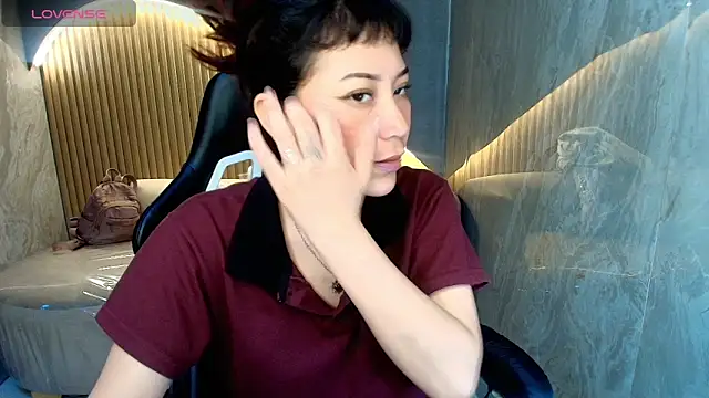 valentina r  online show from April 19, 2026, 3:06 am