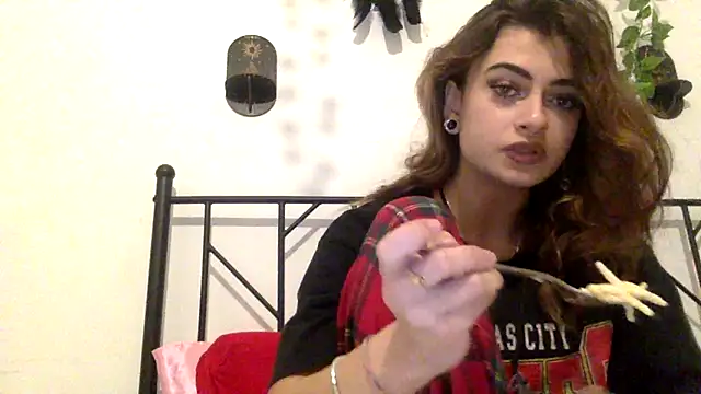 Snapshot of piccolaflo chatting on February 9, 2026, 5:17 pm piccolaflo online show from February 9, 2026, 5:17 pm