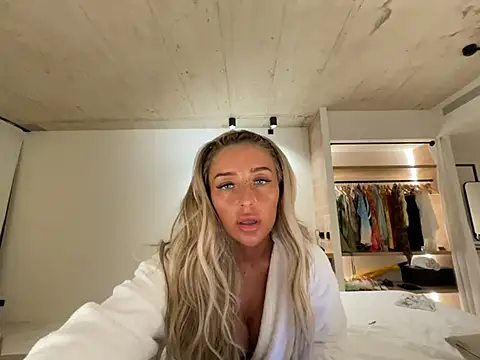 Laceyvipx online show from May 26, 2026, 9:00 pm