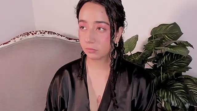 BellaSwwan online show from November 14, 2025, 1:43 pm