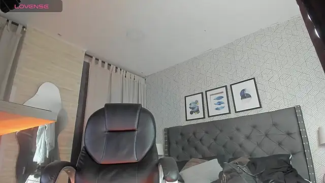 sweet  vanessa1 online show from October 14, 2025, 12:00 am