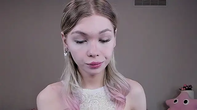 Blondy Fina online show from March 8, 2026, 4:38 am