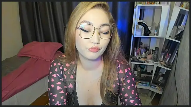 Snapshot of lyra_x chatting on November 24, 2025, 10:31 pm lyra x online show from November 24, 2025, 10:31 pm