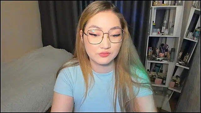 Snapshot of lyra_x chatting on February 6, 2026, 7:28 pm lyra x online show from February 6, 2026, 7:28 pm