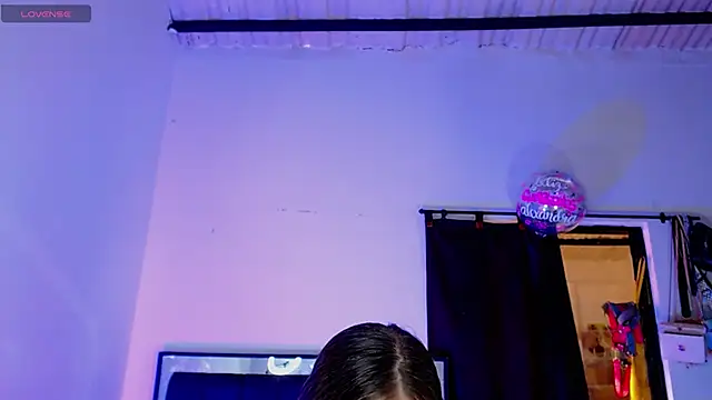 taniaqueen18 online show from October 22, 2025, 7:57 pm