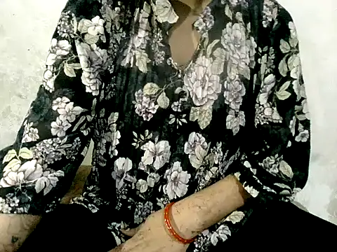 RIYA SOOD online show from October 14, 2025, 4:08 pm