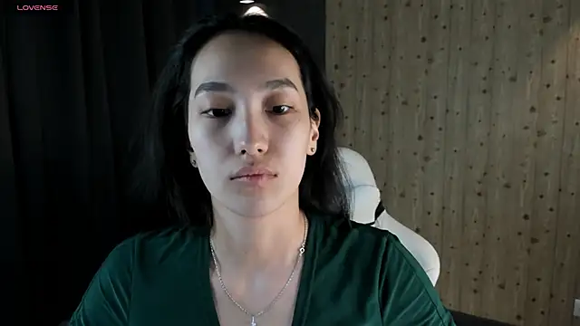 FlirtyAura online show from April 17, 2026, 3:53 am