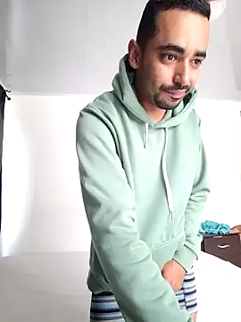 stivenlujan69 online show from November 16, 2025, 1:28 pm