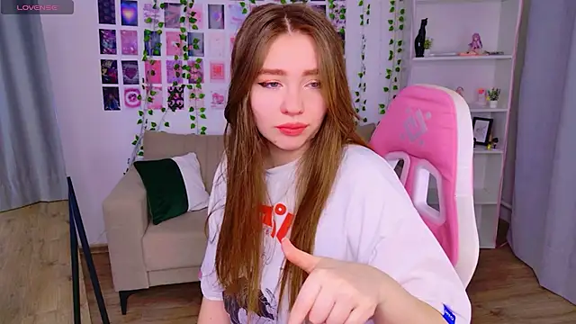 Moon  Bunny online show from March 20, 2026, 1:38 pm