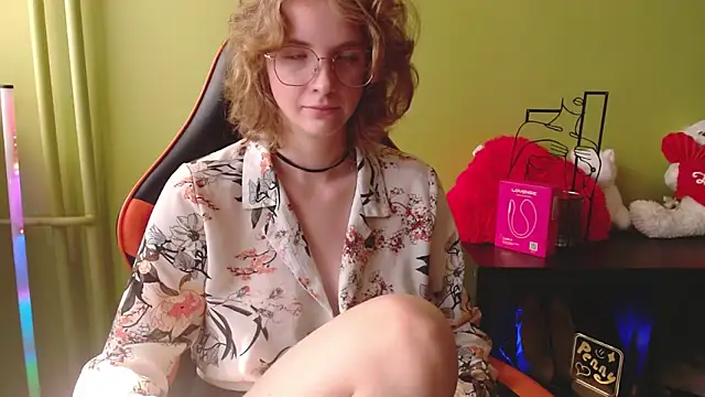 Snapshot of juicyPenny chatting on June 21, 2026, 6:27 am juicyPenny online show from June 21, 2026, 6:27 am