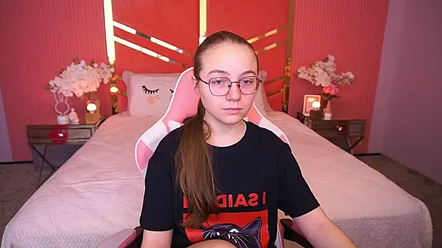 ArrinaWairr online show from December 15, 2025, 8:51 am