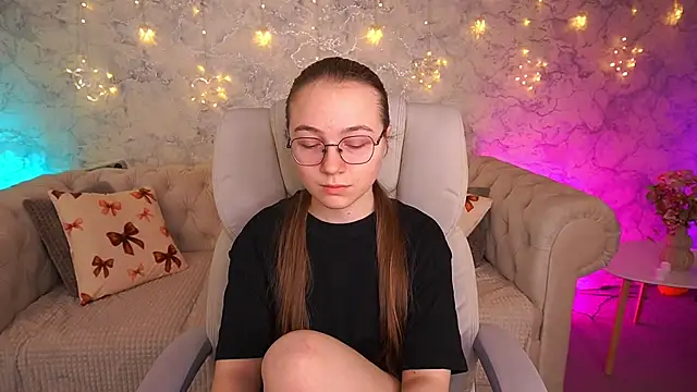 ArrinaWairr online show from March 25, 2026, 7:14 am