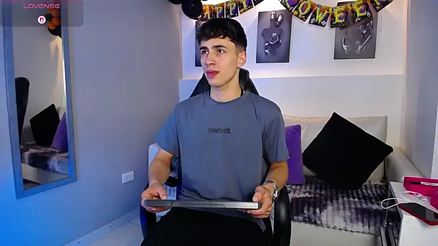 AdrianRinaldi online show from October 16, 2025, 9:05 pm