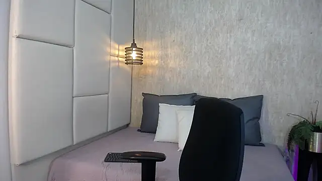 Hisoka 011 online show from March 5, 2026, 8:05 pm