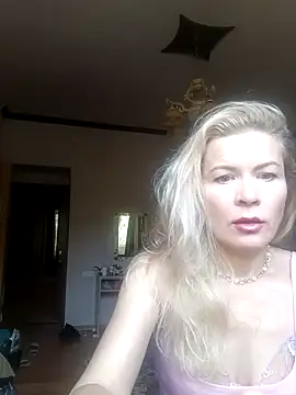 Julia Giulia online show from October 3, 2025, 10:45 am