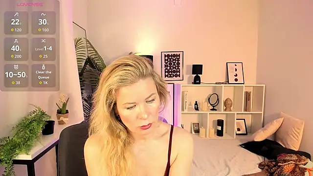 Julia Giulia online show from April 3, 2026, 7:50 am