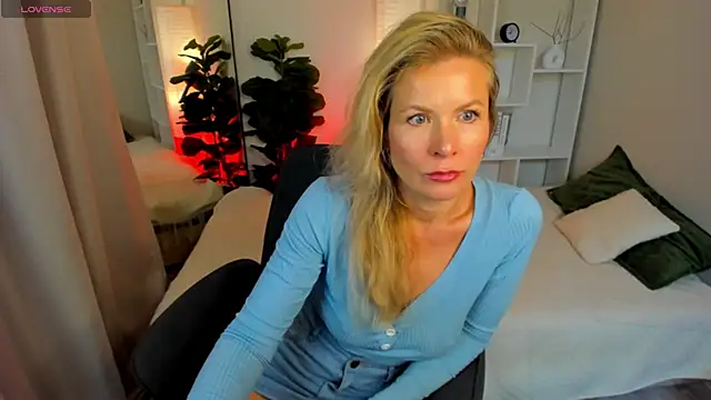 Snapshot of Julia_Giulia chatting on June 18, 2026, 6:56 pm Julia Giulia online show from June 18, 2026, 6:56 pm