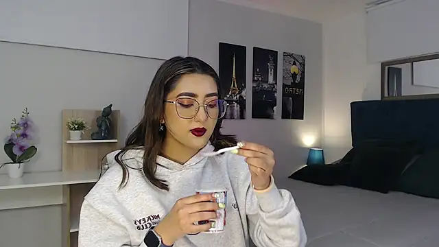 Snapshot of madame_lottie chatting on September 18, 2025, 12:40 pm madame lottie online show from September 18, 2025, 12:40 pm