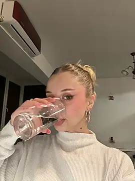 Snapshot of BabyAnais chatting on November 8, 2025, 8:07 pm BabyAnais online show from November 8, 2025, 8:07 pm