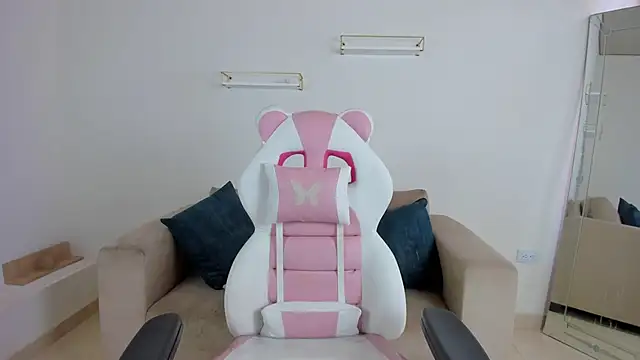 april smiith online show from November 10, 2025, 12:04 pm